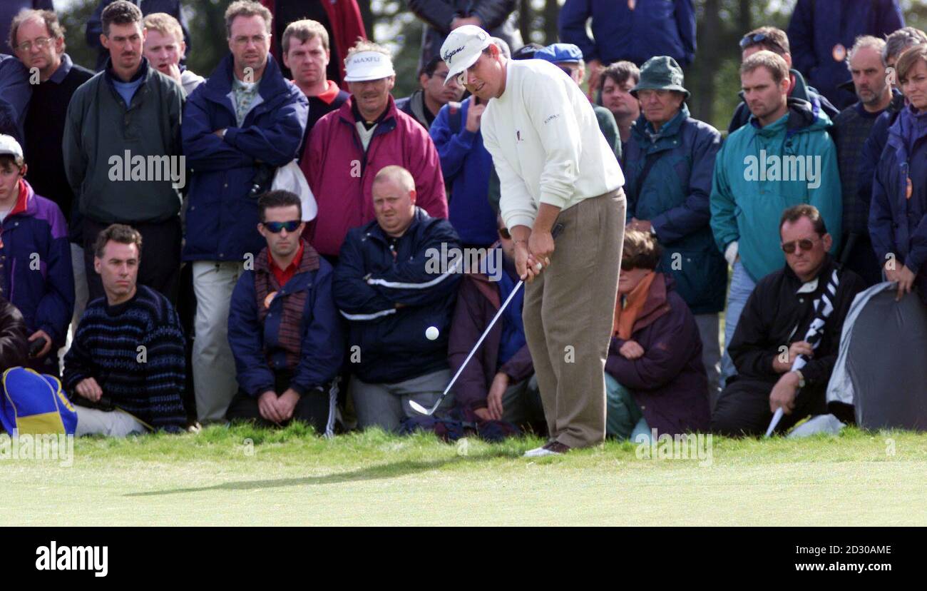 Der amerikanische Justin Leonard chips am Rande des 17. Lochs am dritten Tag der British Open Golf Championship 1999 in Carnoustie, Schottland. Stockfoto