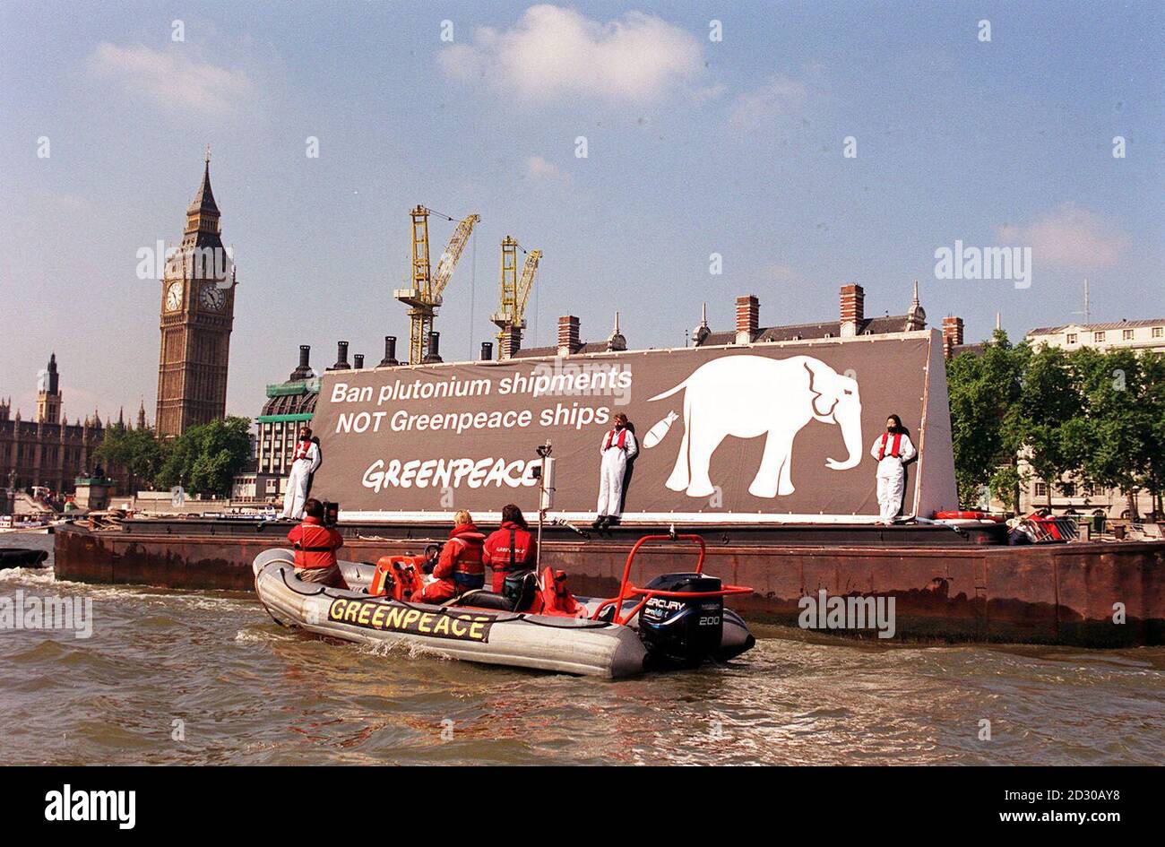 Greenpeace schickte Tony Blair eine Botschaft von einem Lastkahn auf der Themse, vor den Häusern des parlaments, und verurteilte die kürzlich abgereisten Waffenlieferungen von nutzbarem Plutonium aus Großbritannien, das 40 Fuß lange Banner. * das Banner zeigte ein Bild eines weißen Elefanten, der eine Atombombe ausscheidet und mit dem Wort s 'Tony Blair, Ban Plutonium verschifft KEINE Greenpeace-Schiffe. Stockfoto