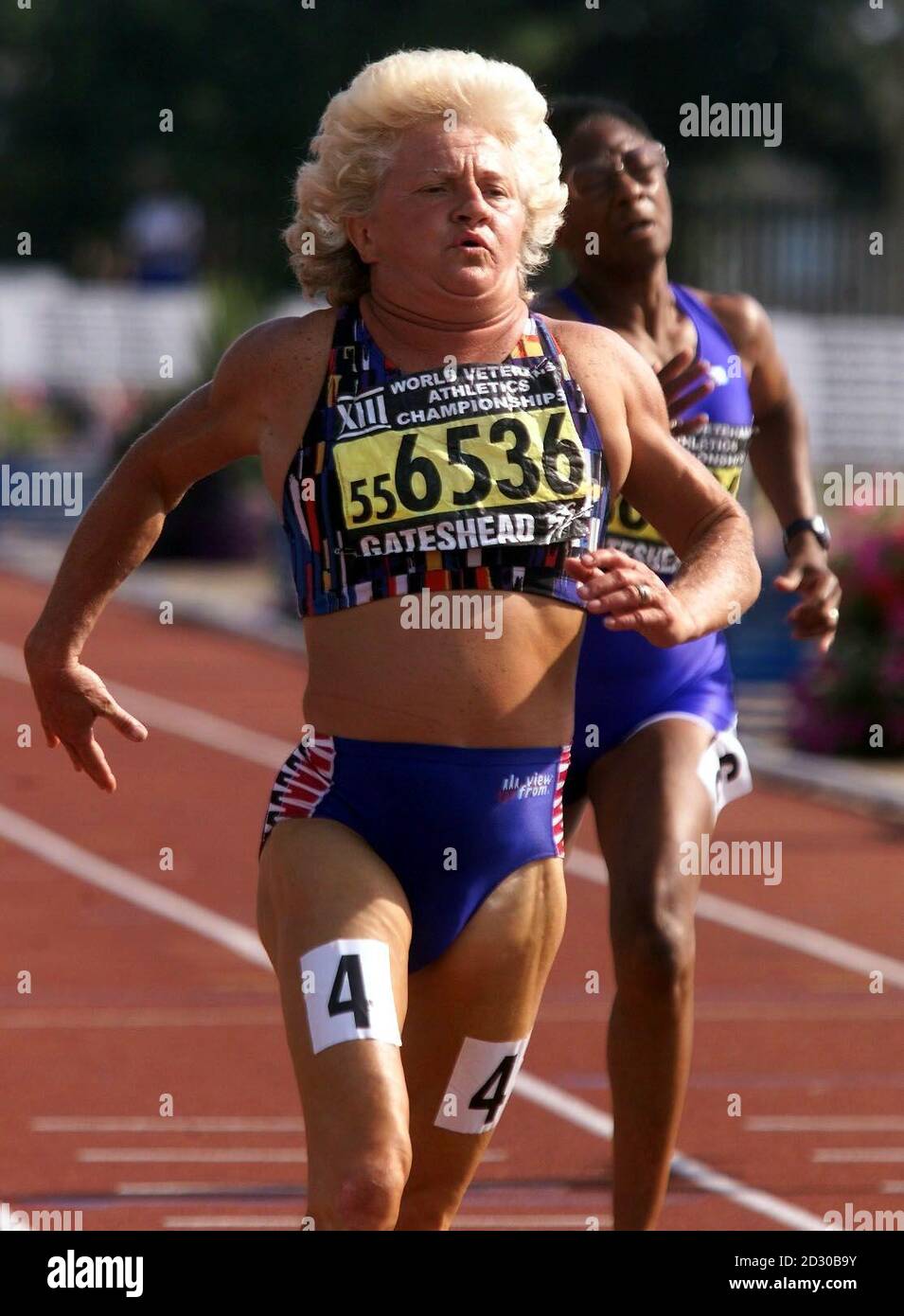 Kathleen Jager, 56, (rechts) aus den USA, die im Zentrum eines Reigens um ihr Geschlecht steht und das 200-Meter-Rennen der Frauen im Monkton-Stadion, Gateshead, während der Veteranen-Leichtathletik-Weltmeisterschaften gewann. * Sie drückte Empörung aus, nachdem die australischen und neuseeländischen Teams eine formelle Beschwerde eingereicht hatten, in der sie ihr Geschlecht hinterfragte und der BBC sagte: "Die Leute versuchen, mit diesen lächerlichen Anschuldigungen Ärger zu machen. Ich bin eine Mutter von zwei Kindern." Stockfoto