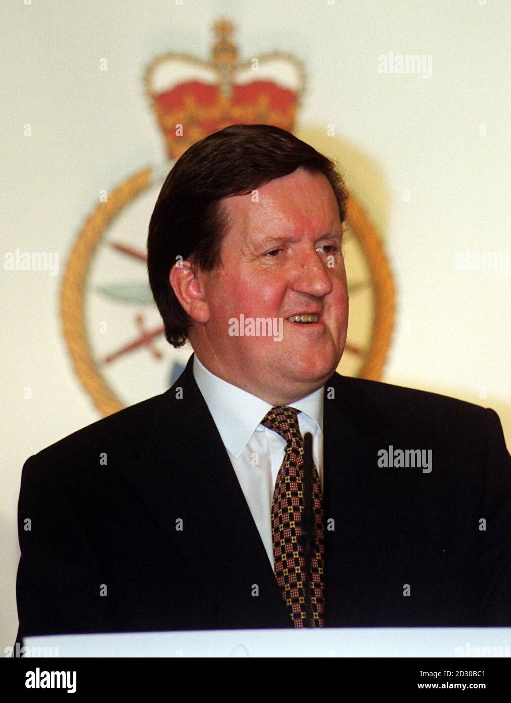 Verteidigungsminister George Robertson bei einer Pressekonferenz im Verteidigungsministerium in London, um zu verkünden, dass er zum neuen NATO-Generalsekretär eingesetzt wurde. 24/8/99 : Robertson wurde Lord Robertson von Port Ellen gebildet. * 24/8/99 seine Erhebung zum Oberhaus, bevor er sein neues Amt als NATO-Generalsekretär antreten wird, bedeutet, dass am 23 1999. September eine Nachwahl in seinem Wahlkreis Hamilton Süd stattfinden wird. Robertson, 53, der seinen Titel aus einem Dorf auf der hebridischen Insel Islay bezieht, wo er in einer Polizeistation geboren wurde, sagte, er sei erfreut. 4/8/99 : M Stockfoto
