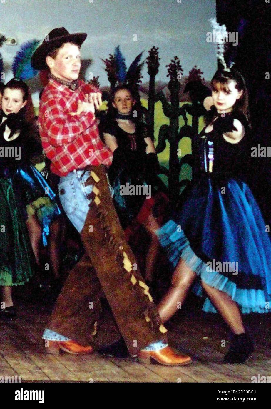 Familienfoto von John Holdon im Alter von 16 Jahren in einem Schulspiel. John Holdon, 20, aus Tyne and Wear hat von seinem Kampf um den Gang erzählt, nachdem er beide Beine durch Meningitis verloren hatte. Er behauptet, Gesundheitschefs seien wegen der Kosten nicht bereit, 10,000 für ein neues Paar künstlicher Beine zu zahlen. * die falschen Gliedmaßen, die er getragen hat, führen dazu, dass er nach einer Operation an seinen Beinen im Mai in Qualen ausschreit. Herr Holden und seine Familie sagen, dass sie gezwungen werden, in den Privatbesitz zu gehen, weil der NHS nicht bereit ist, die Rechnung zu übernehmen, und sie sagen, dass andere Betroffene in der gleichen Situation sind. Stockfoto