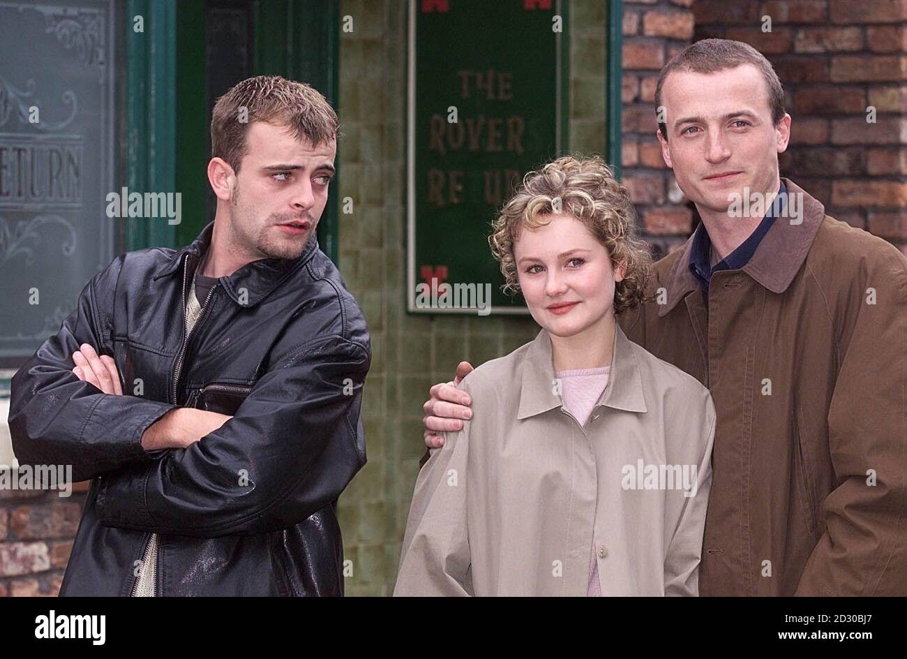 Simon Gregson (links) alias Steve McDonald in der Coronation Street mit seiner ehemaligen Leinwandfrau Vicky (Chloe Newsome) und ihrem neuen Liebesinteresse Robert (Crispin Bonham-Carter). Die drei werden in einem Herbst-Special in Brighton und Calais in der Coronation Street aufeinanderprallen. Stockfoto