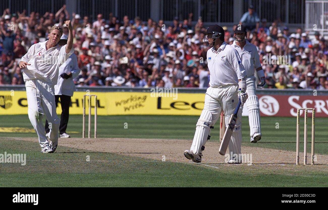 Englands Alan Mullally (links) feiert die Entlassung von Neuseelands Craig McMillan (R), der lbw für 26 Läufe hat, am dritten Tag ihres vierten Cricket-Test-Spiels im Oval in London. Stockfoto