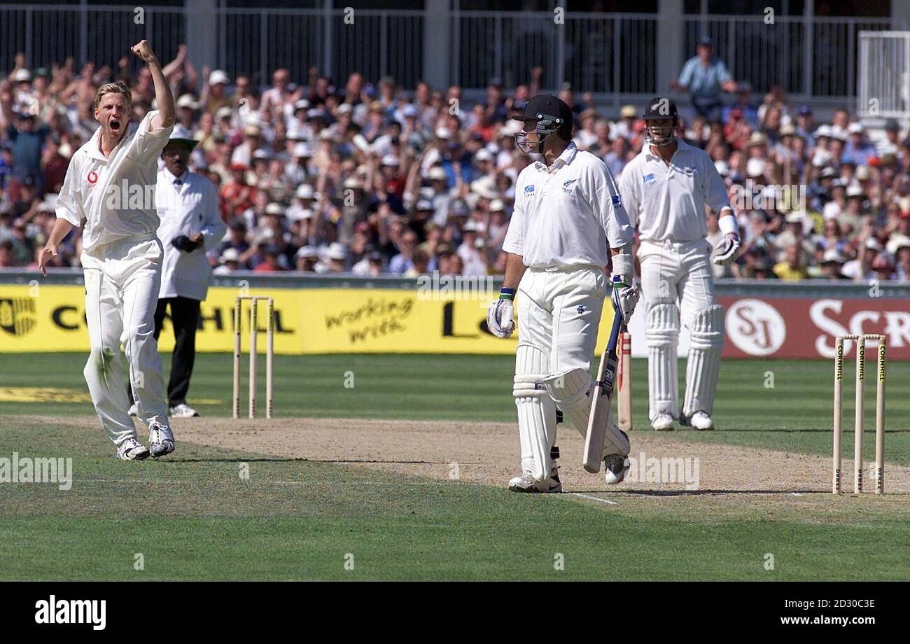 Englands Alan Mullally (links) feiert die Entlassung von Neuseelands Craig McMillan (2. R), der für 26 LBW-Läufe unterwegs war, am dritten Tag ihres vierten Cricket-Test-Spiels im Oval in London. Stockfoto