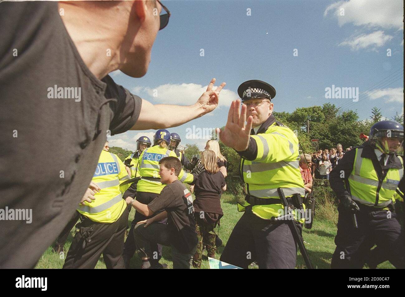 Die Polizei kollidiert mit Demonstranten, da mehr als 200 Tierrechtler eine Kundgebung vor der Shamrock Farm in Small Dole in der Nähe von Henfield, West Sussex, veranstalten, um sich gegen die Einfuhr von Makaken-Affen nach Großbritannien zu stellen, die für medizinische Tests verwendet werden. Stockfoto