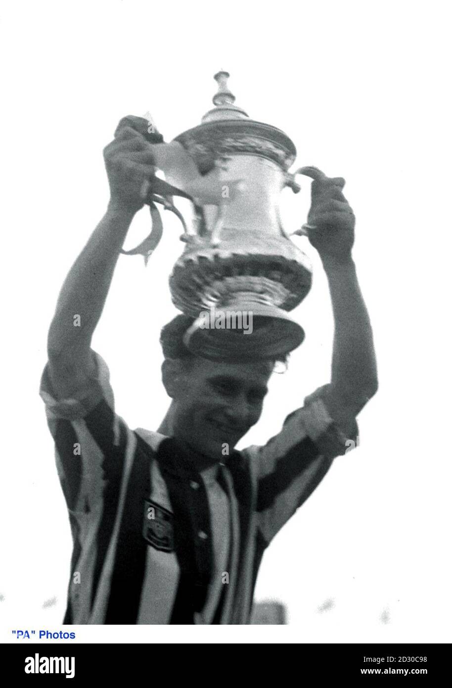 PA Photo 1/5/54 Kapitän Len Millard hält die F.A. hoch Cup nach West Bromwich Albion schlug Preston 3-2 im Finale in Wembley in London Stockfoto