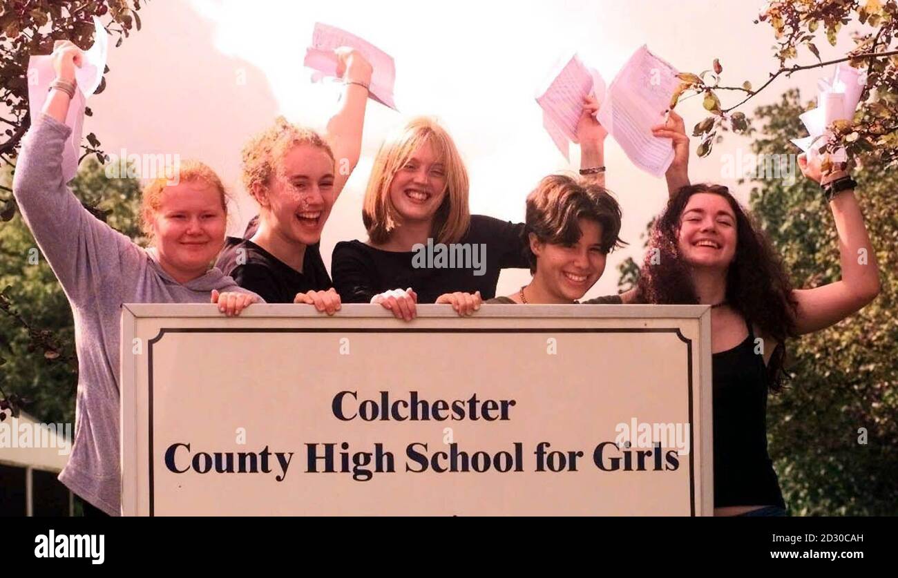 Fünf Schüler der Colchester County High School in Essex, (von links nach rechts) Harriet Groom, Fiona Bevan, Ella Beeson, Clare Webb und Frances Boyson erreichten 9 A*s plus ein A. * insgesamt erreichte die Jahresgruppe von 96 der Schule mindestens 6 GCSE bei C und höher, 94 der 96 erreichten mindestens 10 GCSE bei C und höher. Stockfoto