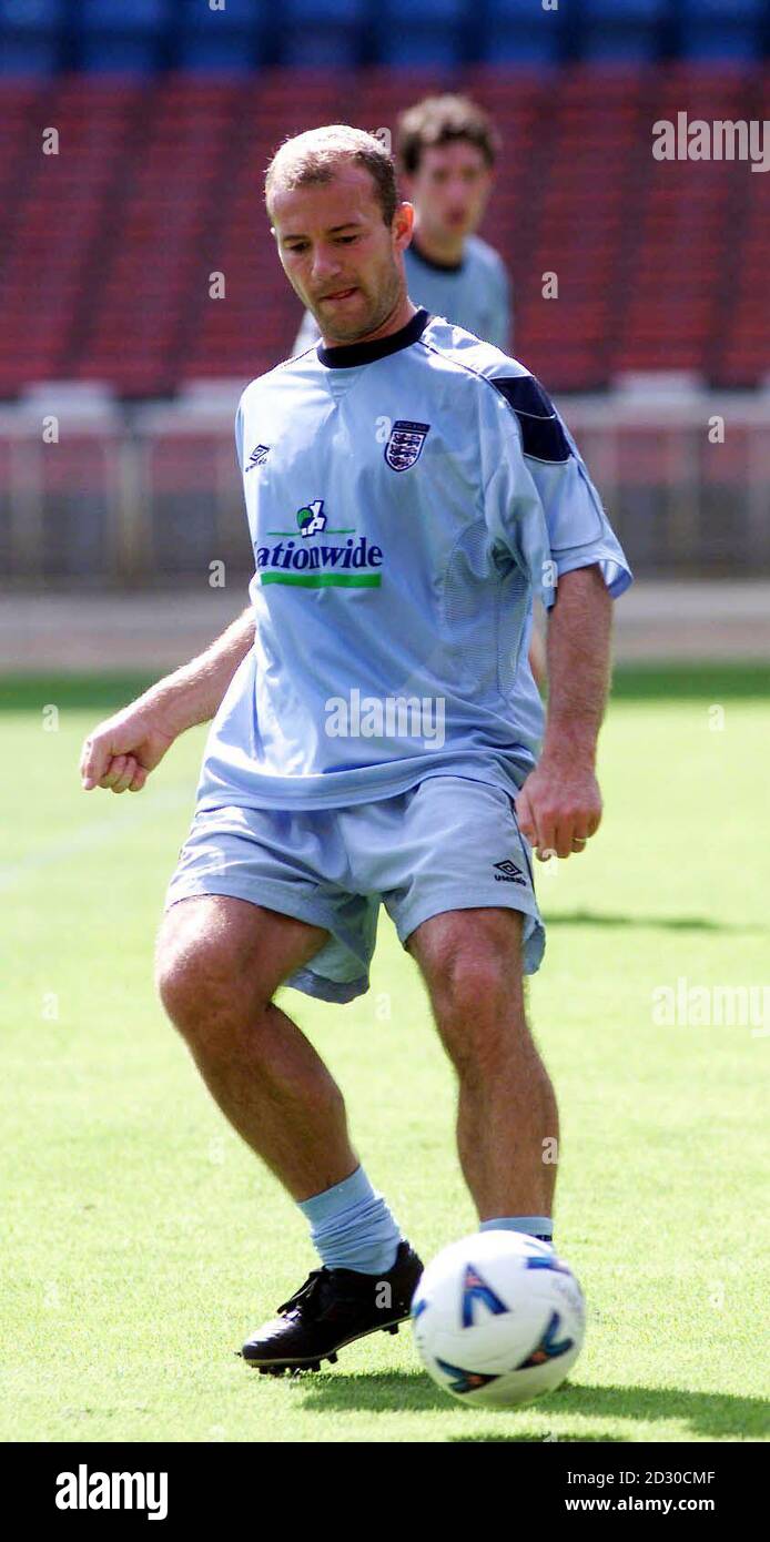 Alan Shearer während eines Trainings in Wembley vor dem Qualifikationsspiel der Euro 2000 gegen Luxemburg . Stockfoto