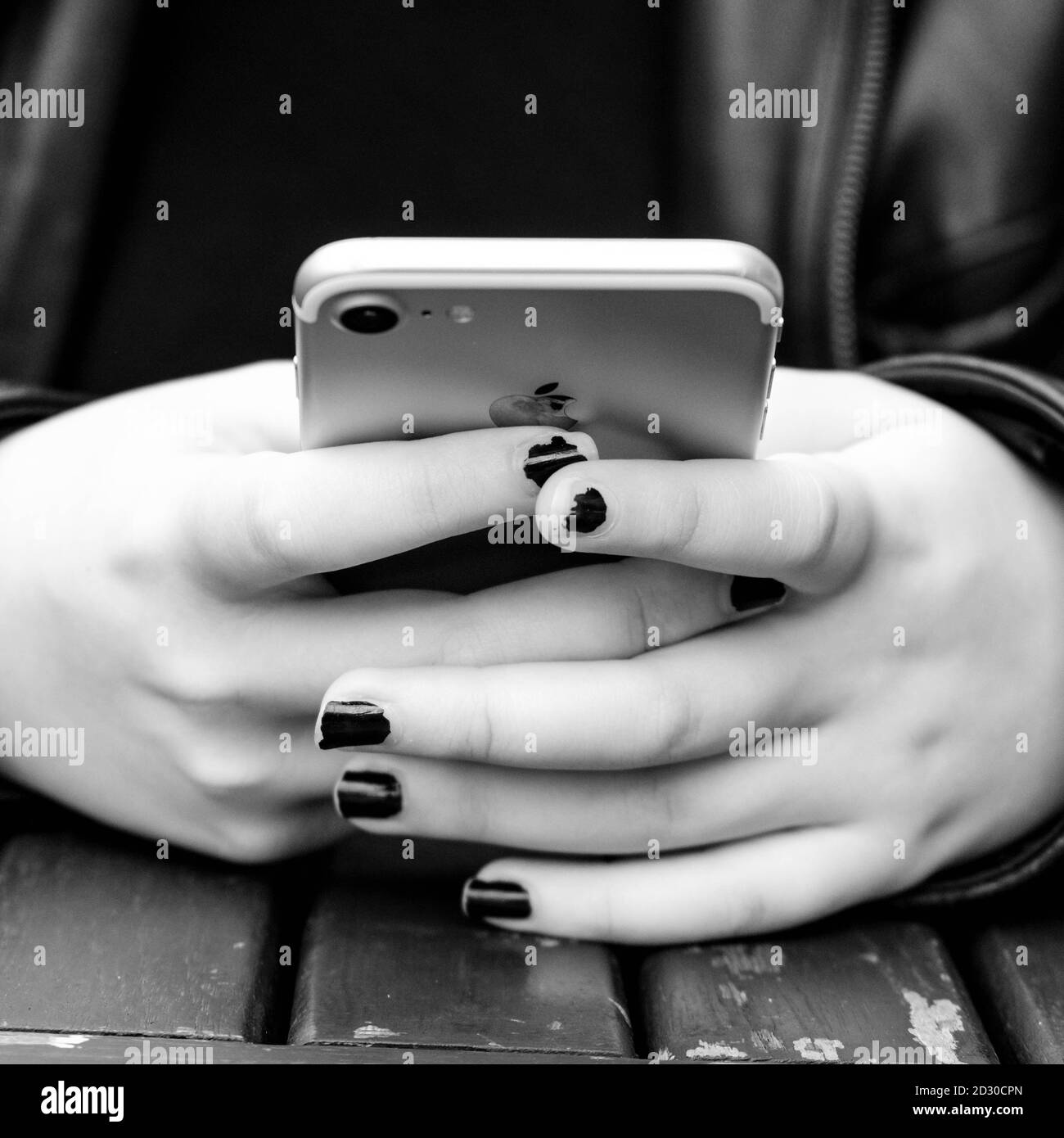 London UK Oktober 06 2020, Nahaufnahme EINER jungen Frau, die mit ihrem Smartphone unterwegs ist und NHS Track and Trace für COVID-19 überprüft Stockfoto