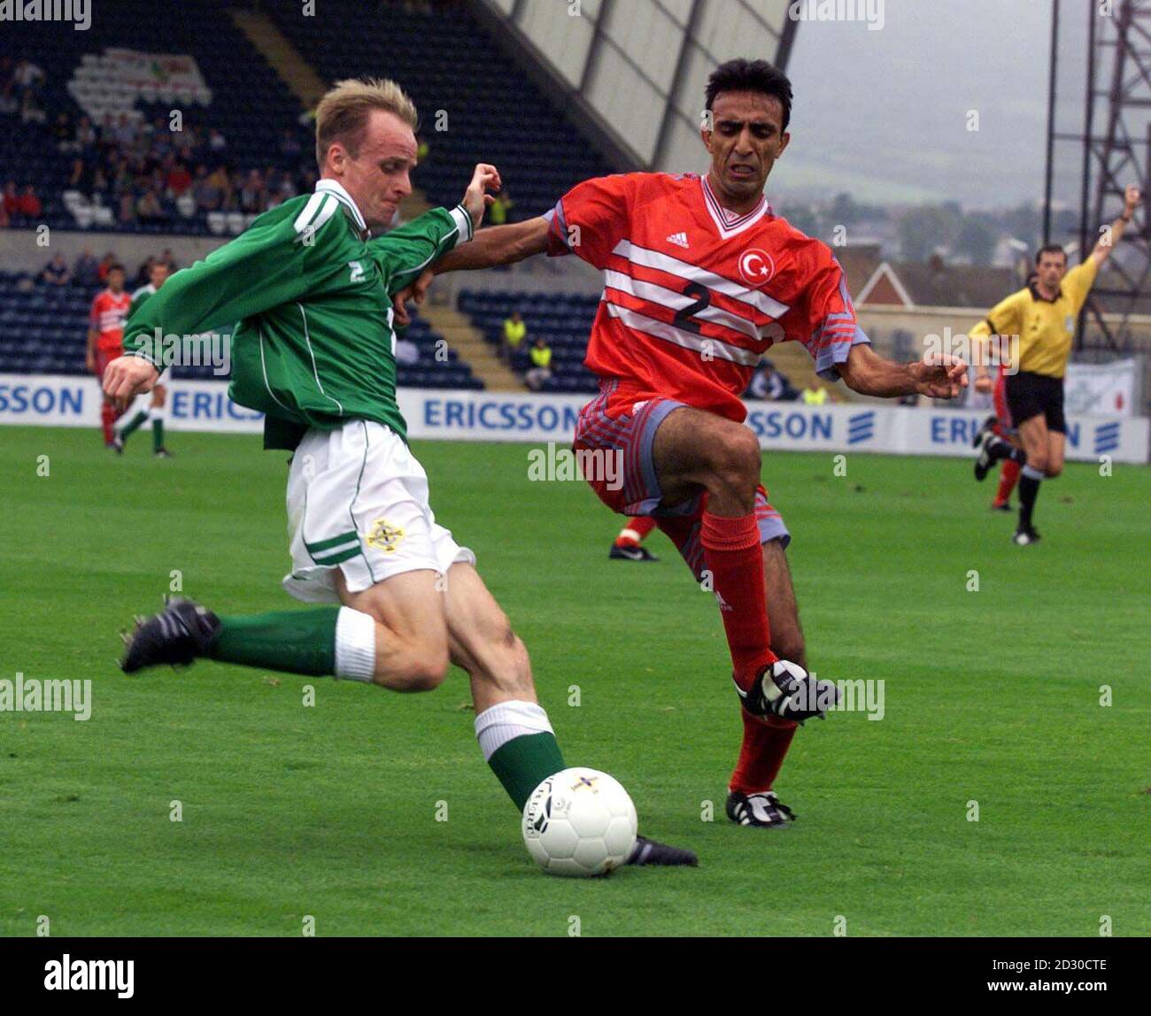 John Mc Carthy (links) aus Nordirland schlägt den türkischen Beserler beim Fußball-EM 2000-Qualifikationsspiel im Windsor Park in Belfast. Stockfoto