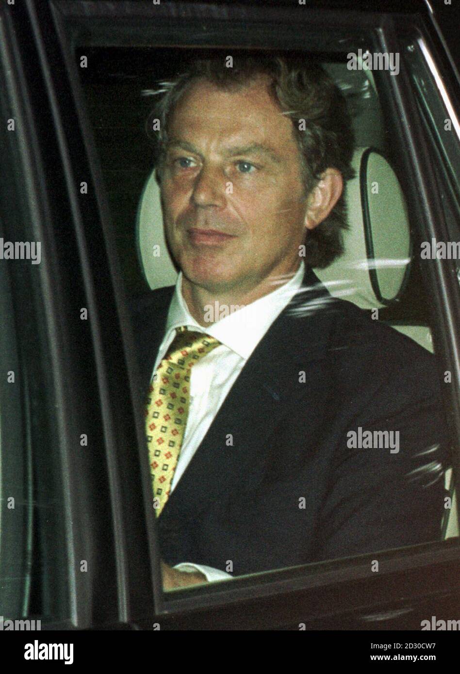 Der britische Premierminister Tony Blair, begleitet von seiner Frau Cherie (nicht abgebildet), kommt zum Gottesdienst in der Crathie Church in Balmoral, Schottland, an. Ebenfalls anwesend waren Königin Elizabeth II, Prinz Philip und die Königin Elizabeth die Königin Mutter. Stockfoto