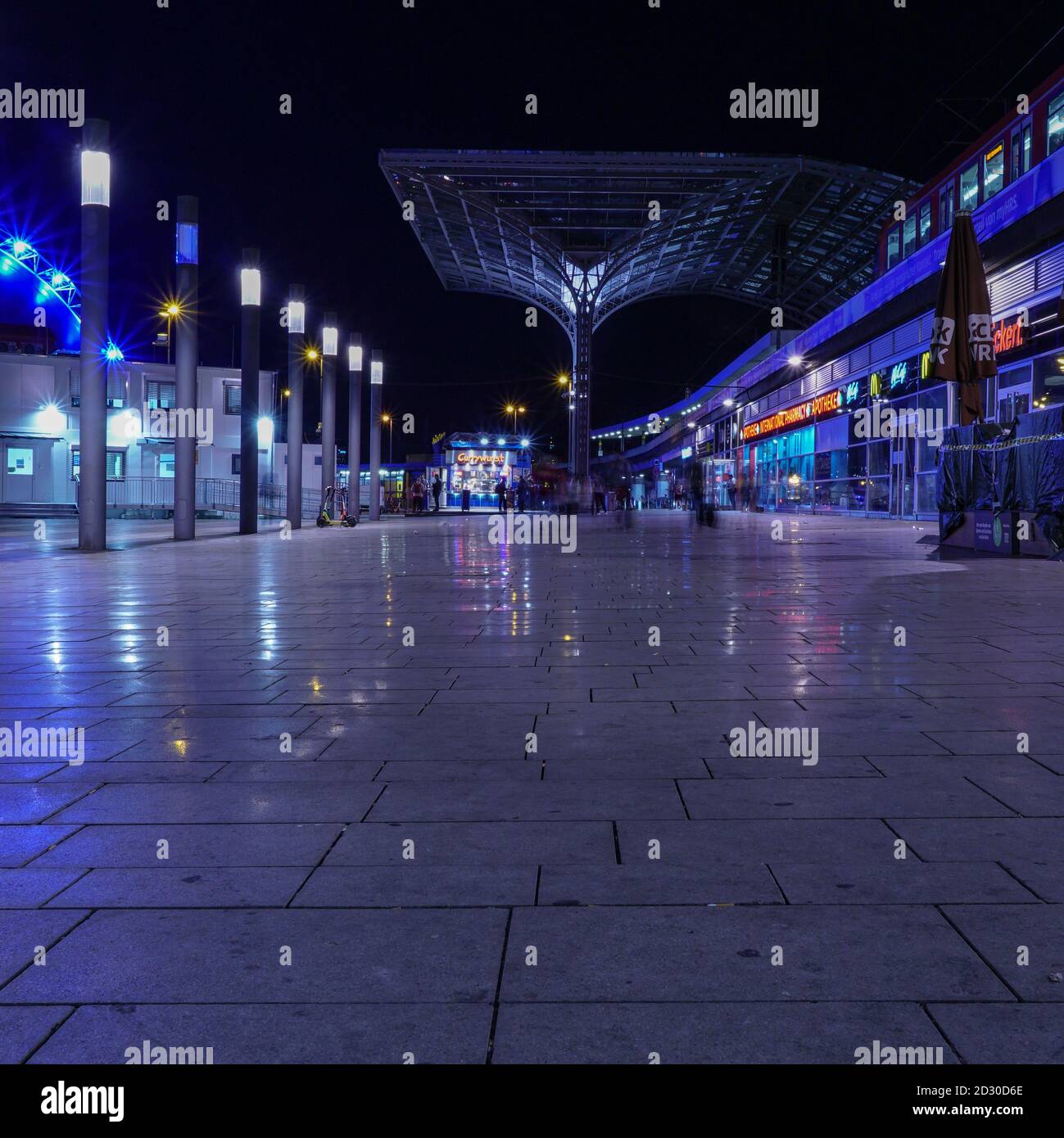 COLO, DEUTSCHLAND - 13. Sep 2020: Interessante Architektur und gestalteter Platz neben dem Hauptbahnhof in köln bei Nacht Stockfoto
