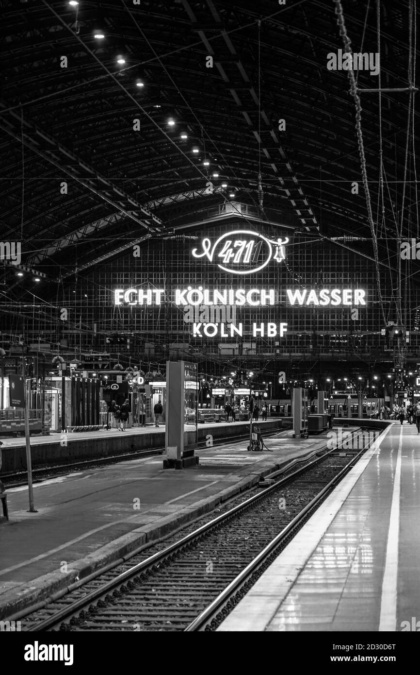 KÖLN, DEUTSCHLAND - 13. Sep 2020: Schwarz-weiß Bild des Hauptbahnhofs in köln Stockfoto