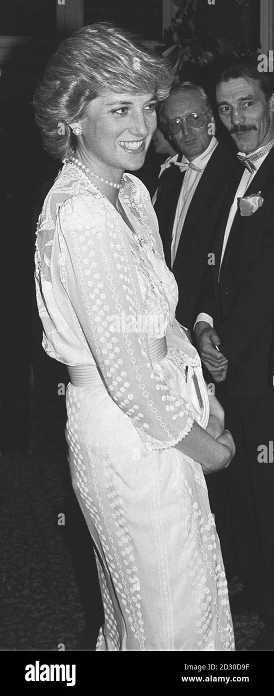 Diana Princess of Wales nimmt an einem Konzert im London Palladium Teil und trägt ein Kleid der Modedesignerin Zandra Rhodes. 14/09/99 das weiße Kleid ist eins von vierzehn Kleidern, die von der späten Prinzessin besessen werden, die an ihrem ehemaligen Haus, Kensington Palace ausgestellt werden sollen. * Alle Kleider gehören dem amerikanischen Sammler Maureen Rorech-Dunkel, der sie 1997 bei einer Christie-Auktion kaufte. Stockfoto