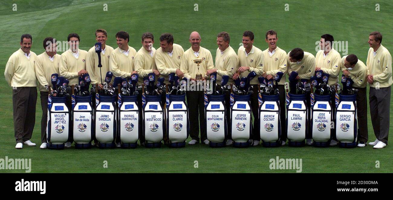 Das europäische Ryder Cup Team im Country Club, Brookline, Massachusetts, USA * (L bis R) Sam Torrance, (Vice Captain), Miguel Angel Jimenez, Jean Van de Velde, Jarmo Sandelin, Padraig Harrington, Lee Westwood, Darren Clarke, Mark James, (Captain), Colin Montgomerie, Jesper Parnevik, Andrew Coltart, Paul Lawabrie, Jose Maria Olazal Sergio Garcia, Ken Brown (Stellvertretender Hauptmann). Stockfoto