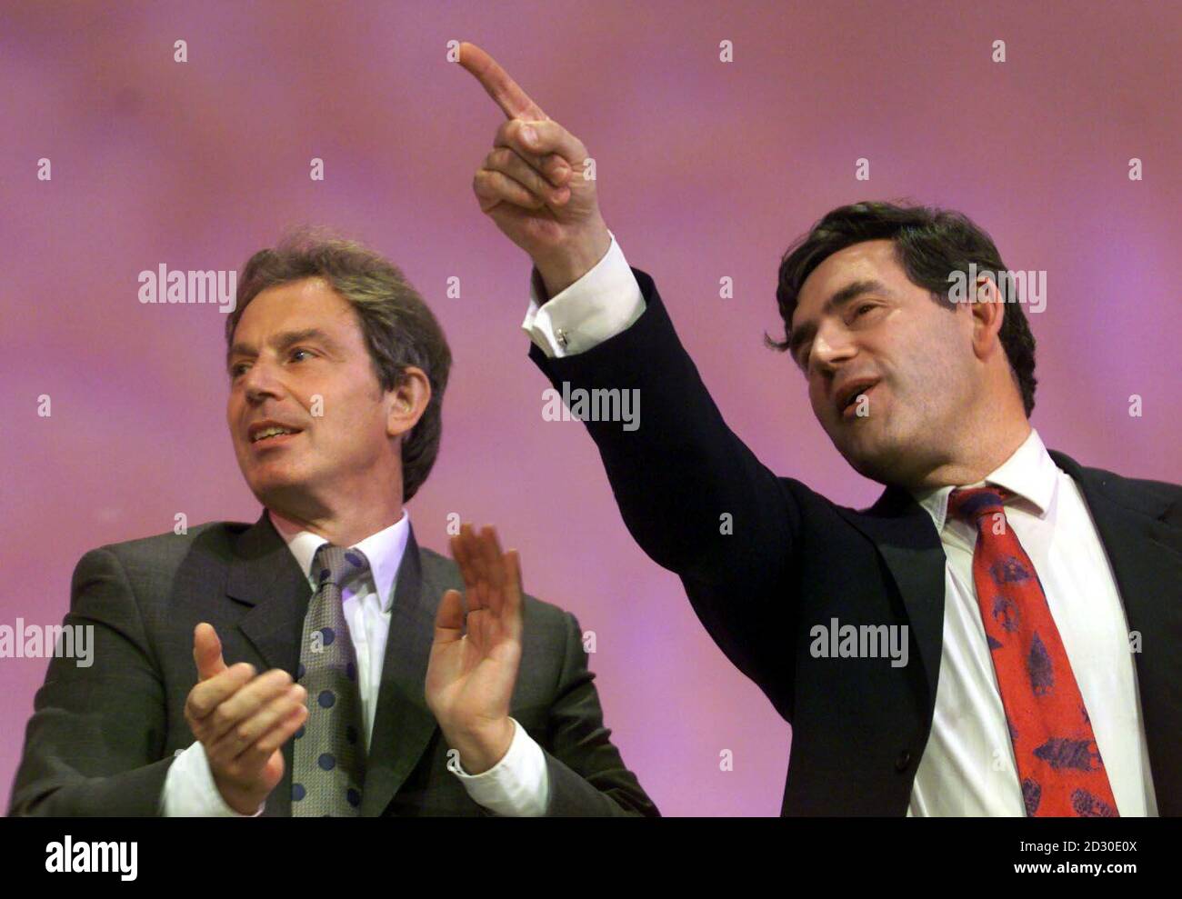 Premierminister Tony Blair (links) applaudiert Bundeskanzler Gordon Brown nach seiner Rede auf der Konferenz der Labour Party in Bournemouth. Stockfoto