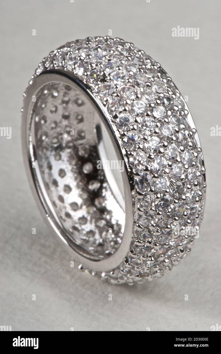 Ring aus Weißgold mit Diamanten auf weißem Hintergrund Stockfoto