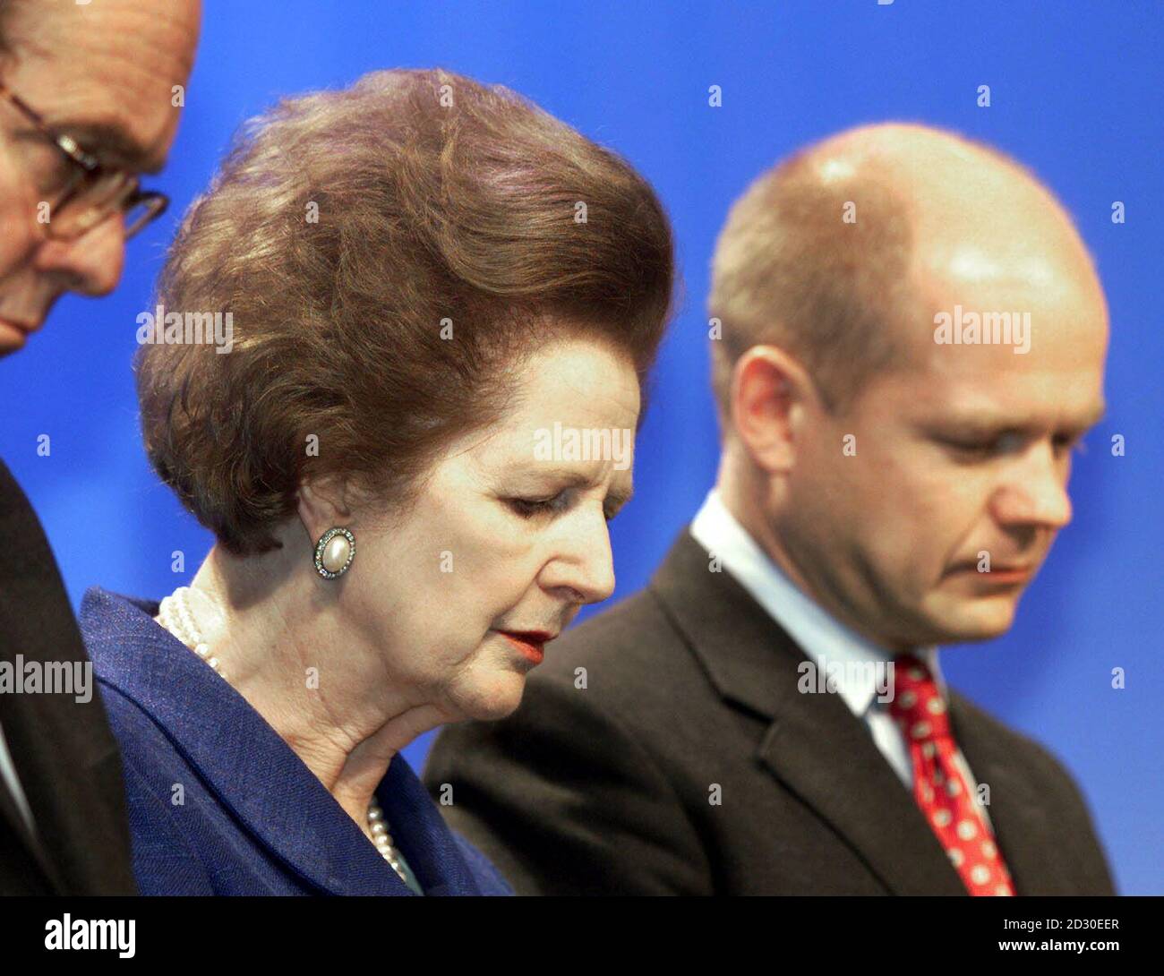 Die ehemalige Premierministerin Baroness Thatcher und der Parteivorsitzende William Hague, während einer Schweigeminute zum Gedenken an die Opfer des Zugunglück in Paddington, auf der Konferenz der Konservativen Partei. Stockfoto