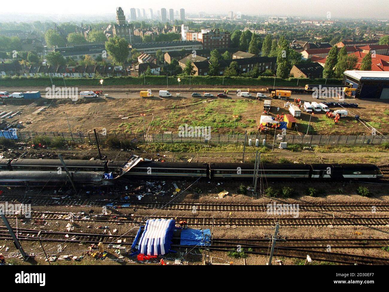 Eine Übersicht von einer erhöhten Position zeigt die Passagierwagen in den Crash Wrack von zwei Zügen, die in der Nähe von Paddington Station, West London kollidierten . Stockfoto