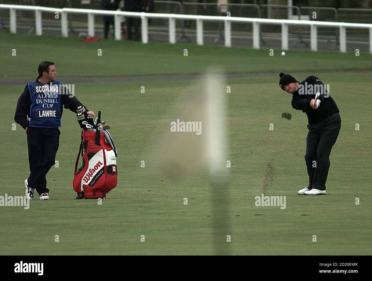 Der schottische Paul Lawrie spielt in seiner zweiten Runde des Alfred Dunhill Cups in St Andrews einen Schuss auf das 1. Green. Stockfoto