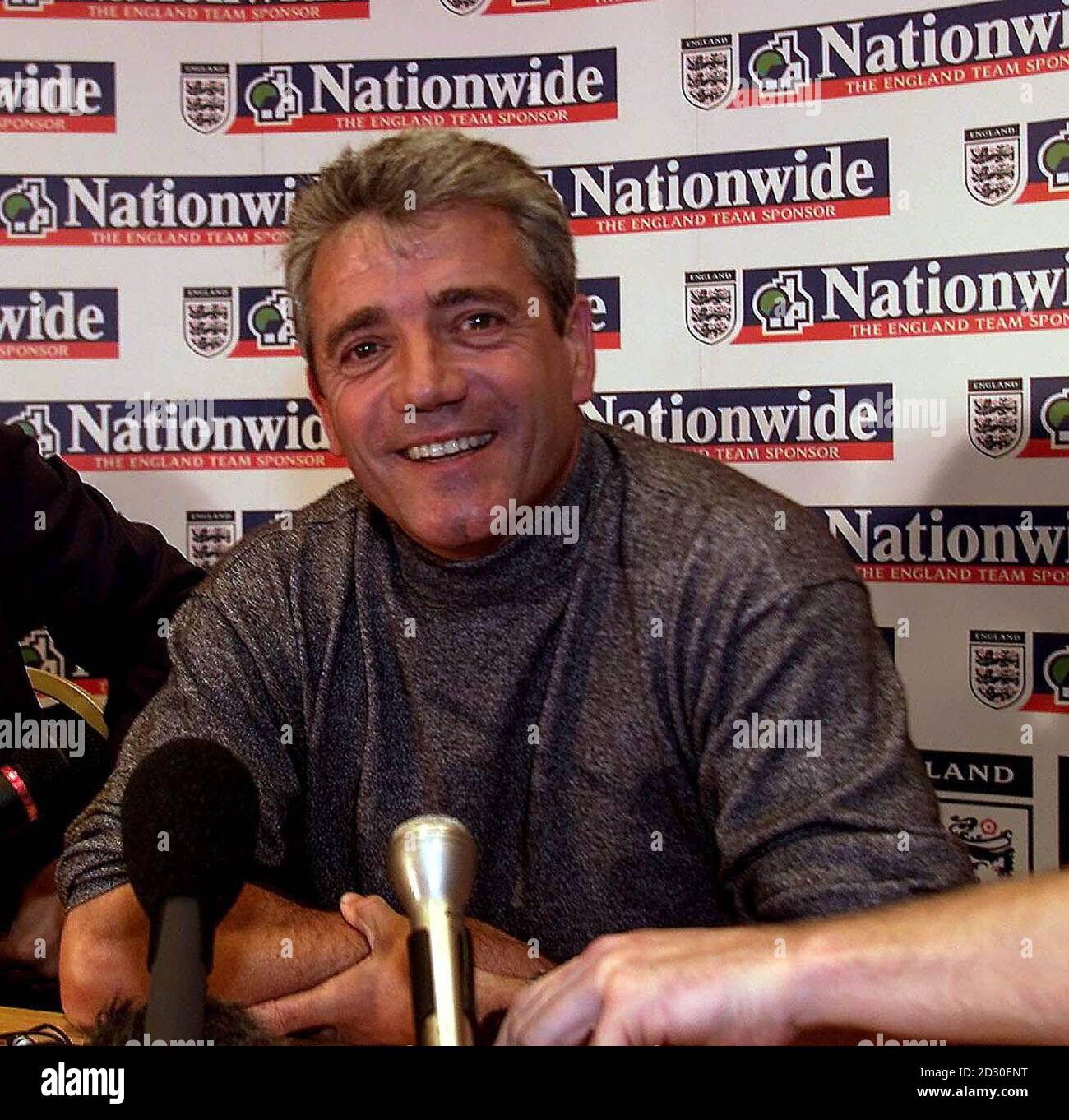 Dieses Bild kann nur im Rahmen einer redaktionellen Funktion verwendet werden. England-Coach Kevin Keegan lächelt, als er an einer Pressekonferenz im Stadion des Lichts, Sunderland, nach Schwedens Sieg über Polen teilnimmt, der England die EM 2000-Play-offs brachte. Stockfoto