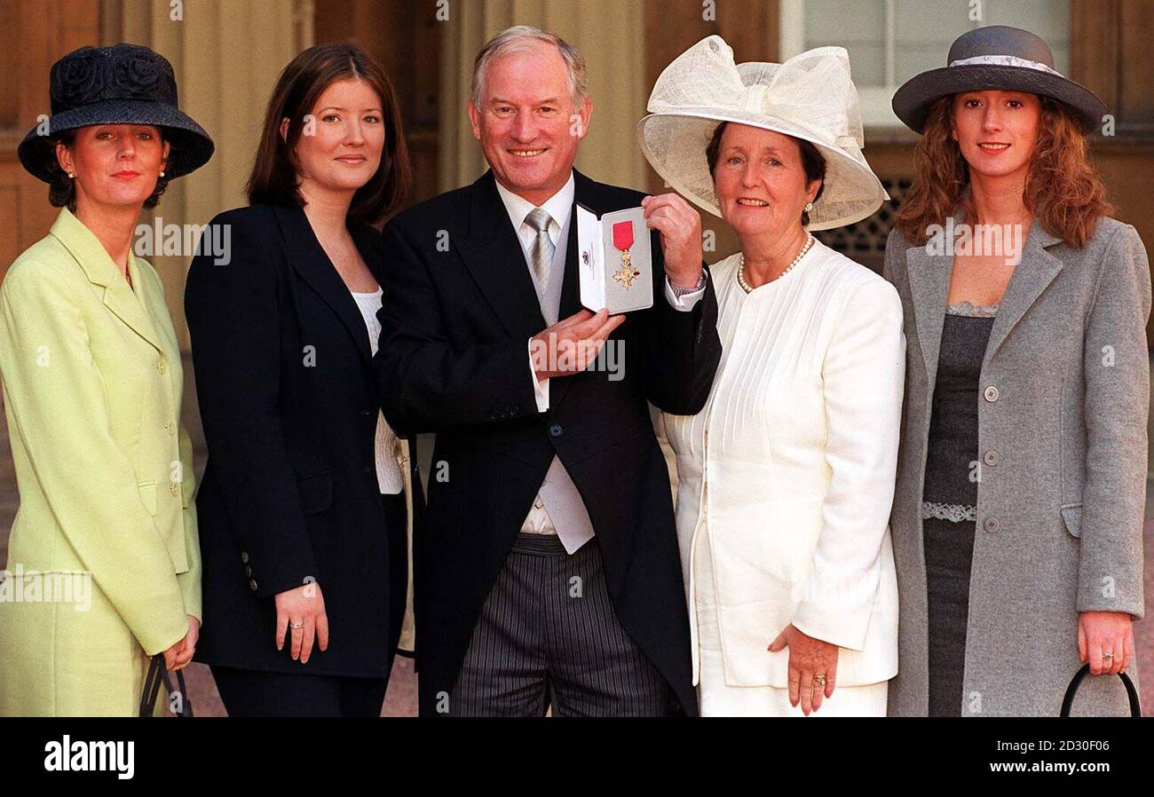 Dominic Allen (C) mit (L-R) Julie, Diane , Rosaline und Debbie, nachdem er seinen OBE (Order of the British Empire) erhalten hatte, der von Ihrer Majestät der Königin im Buckingham Palace präsentiert wurde. Stockfoto