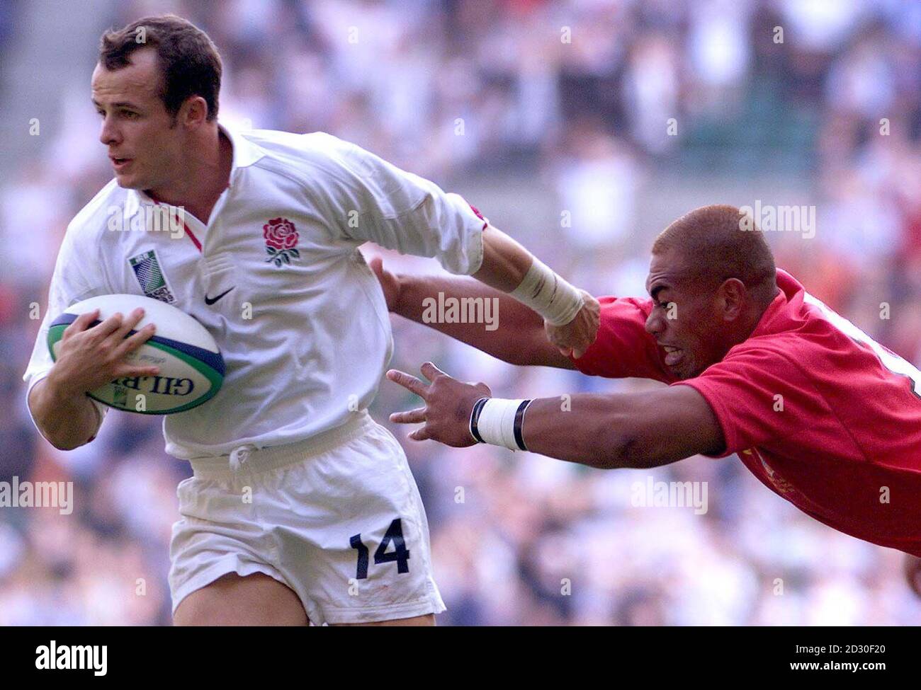 Englands Austin Healey (links) schüttelt Tonga Semi Taupeaafe ab, um einen Versuch in Englands 101-10 Rut von Tonga während der Rugby-Weltmeisterschaft in Twickenham zu machen. Stockfoto