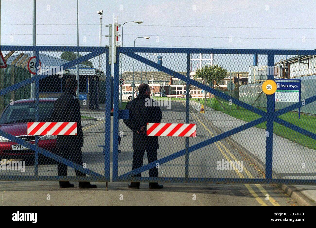 Das Haupttor zum Rolls-Royce-Werk in Raynesway, Derby. Die Anlage, die radioaktives Material für das Verteidigungsministerium verarbeitet, führt ähnliche Arbeiten durch wie die in der Tokaimura-Anlage in Japan, die sich im Zentrum eines kritischen Strahlungslecks befand. Anfang des Jahres (1999) kritisierte ein Bericht des Nuclear Installations Inspectorate (NII) die Sicherheitsverfahren in der Anlage heftig. Rolls-Royce hat immer gesagt, dass die Marine Power Division in Raynesway Antriebssysteme für nukleare U-Boote macht, aber der empfindliche und gefährliche Betrieb der Verarbeitung hochangereicherten Urans war Klasse Stockfoto