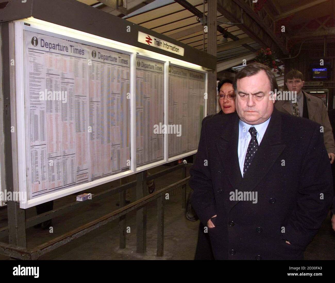 Stellvertretender Premierminister John Prescott, am Bahnhof Slough, Berkshire, nachdem er den 8.48:00 Uhr Paddington Thames Zug nach Slough gefahren hatte. Der Bahnhof Paddington wurde mehr als zwei Wochen nach dem Eisenbahnunfall von Paddington wiedereröffnet, bei dem 30 Menschen ums Leben kamen. Stockfoto