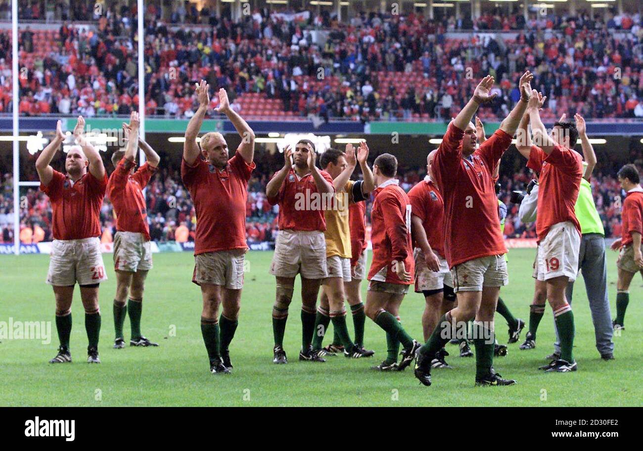 Das walisische Team dankt der Menge, nachdem ihr Team beim WM-Viertelfinale im Millennium Stadium in Cardiff um 24:9 gegen Australien verloren hat. Stockfoto