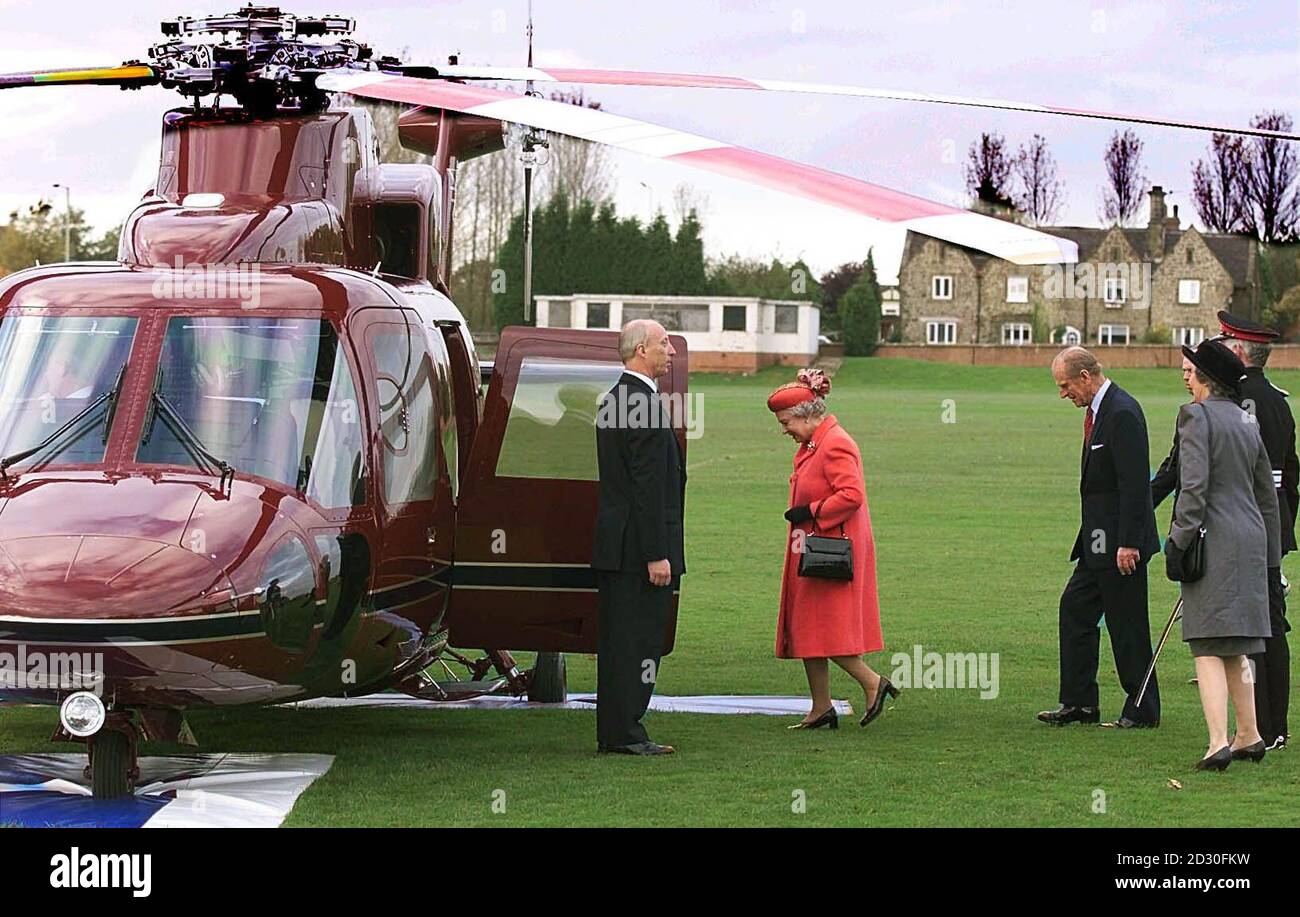 Die britische Königin Elizabeth II. Besteigen nach einem Besuch in Staffordshire in Begleitung ihres Mannes, des Duke of Edinburgh, einen Hubschrauber. Stockfoto