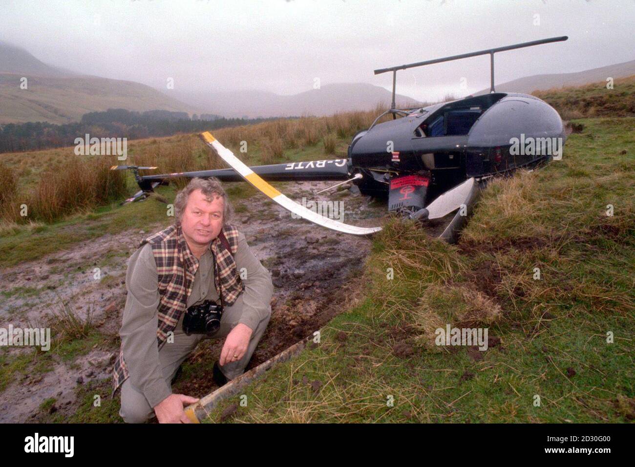 Der Presseverband Fotograf Barry Batchelor vor dem Hubschrauber, in dem er unterwegs war, landete in den Brecon Beacons, während er über einen marsch von Landstreitern flog. *das Flugzeug traf anscheinend Turbulenzen, als es versuchte, nahe dem Neuadd-Stausee zu landen und zu Boden stürzte. Stockfoto