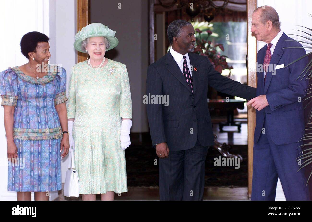 L-R: Frau von Präsident Mbeki Zanele, die Königin, Südafrikas Präsident Thabo Mbeki und der Herzog von Edinburgh in Mbekis offizieller Residenz, Oliver Tambo House in Pretoria. Die Königin inspizierte eine Ehrenwache des Präsidenten, die ausschließlich aus schwarzen Soldaten besteht. * ...before wird den Mitgliedern des Kabinetts von Mbeki vorgestellt. Stockfoto