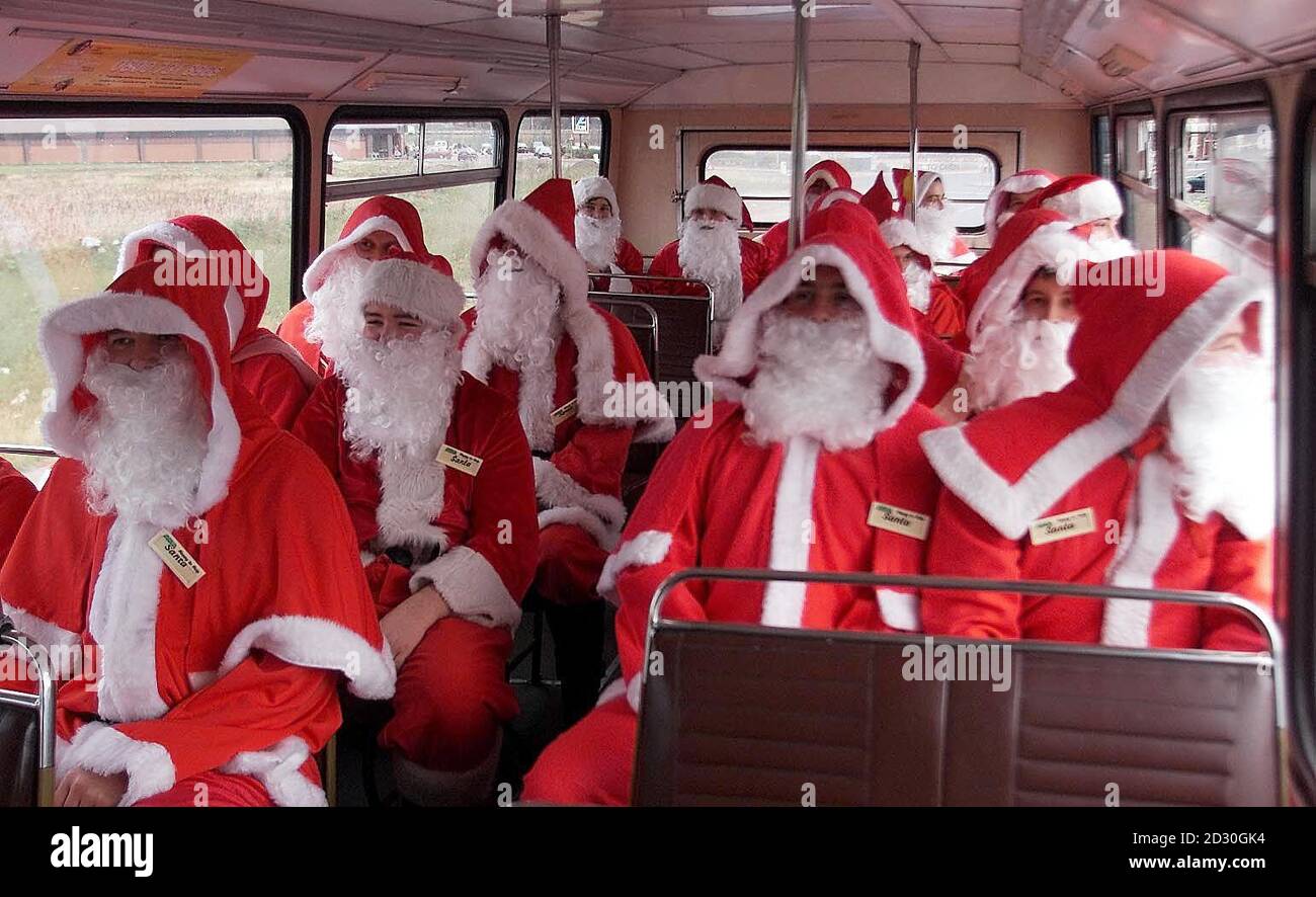 Eine Gruppe von Santas in einem Bus auf dem Weg nach Asda in Gateshead, Tyne and Wear, wo der Supermarktriese beschlossen hat, ihre festlichen Feierlichkeiten mit einem Internetseminar für Weihnachtsmann-Mitarbeiter auf den neuesten Stand zu bringen. * Sie wurden jeweils einen PC und angewiesen, wie man die Informationen super Highway surfen. Stockfoto