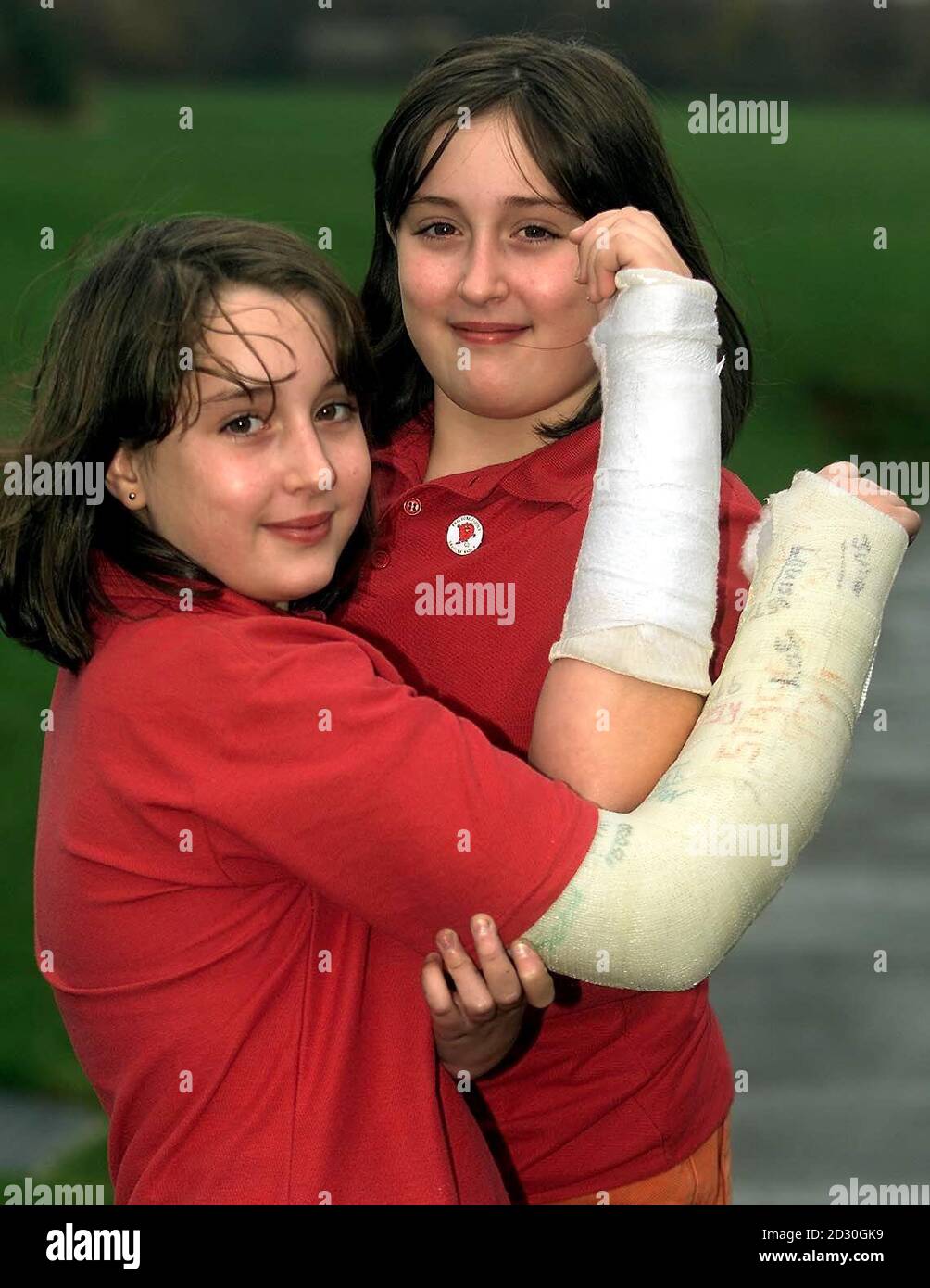 Die zehn Jahre alten Zwillinge Natalie (rechts) und Zara Haywood, die sich beim Rollschuhlaufen innerhalb von Minuten ihre Handgelenke brachen. Ihre Mutter Stephanie weigerte sich zunächst, ihnen zu glauben, bis das Krankenhaus bestätigte, dass die Mädchen fast identische Verletzungen hatten. Stockfoto Die zehn Jahre alten Zwillinge Natalie (rechts) und Zara Haywood, die sich beim Rollschuhlaufen innerhalb von Minuten ihre Handgelenke brachen. Ihre Mutter Stephanie weigerte sich zunächst, ihnen zu glauben, bis das Krankenhaus bestätigte, dass die Mädchen fast identische Verletzungen hatten. Stockfoto