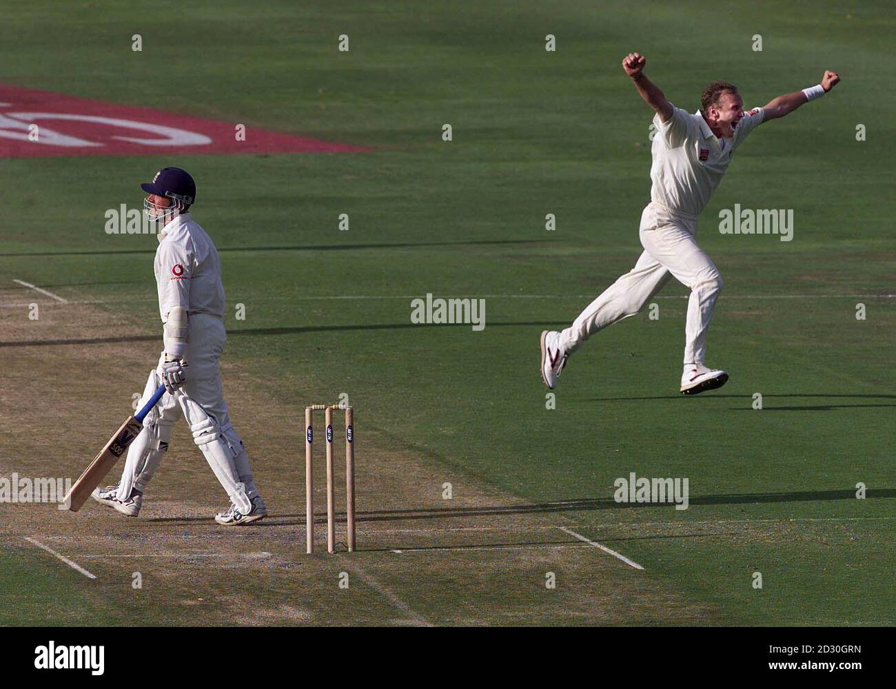 Allan Donald (rechts) feiert das Wicket von Alec Stewart für 86 Läufe, am dritten Tag des ersten Tests zwischen England und Südafrika auf dem Wanderers Cricket Ground, Johannesburg. Stockfoto