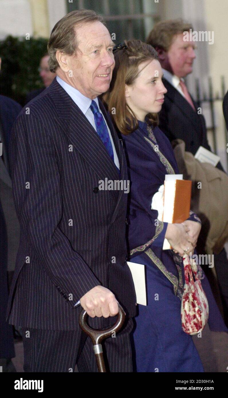 Lord Snowdon und Sarah Chatto verlassen die Queens Chapel im St. James' Palace nach der Taufe seines Enkels Charles Patrick Inigo Armstrong Jones. Stockfoto