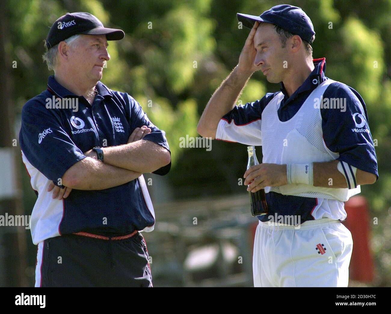 England Trainer Duncan Fletcher (L), mit Kapitän Nasser Hussain während des Netztrainers im St. George's Park, Port Elizabeth. Der 2. Test zwischen England und Südafrika beginnt am 12. September 99. Stockfoto