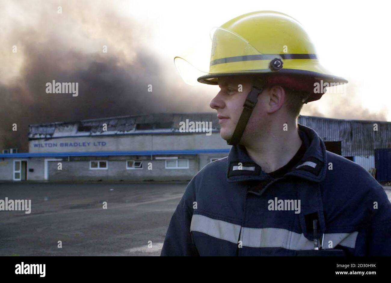 Ein Feuerwehrmann in der Kunststofffabrik, als mehr als 400 Menschen aus ihren Häusern evakuiert wurden, nachdem ein riesiges Feuer in einer nahe gelegenen Kunststofffabrik von Wilton Bradley ausbrach. *die Polizei von Devon und Cornwall sagte, dass die Entscheidung, einen Teil des Kingsway-Anwesens in Paignton, Devon, zu evakuieren, getroffen wurde, nachdem giftige Dämpfe durch das Feuer abgegeben wurden. Stockfoto