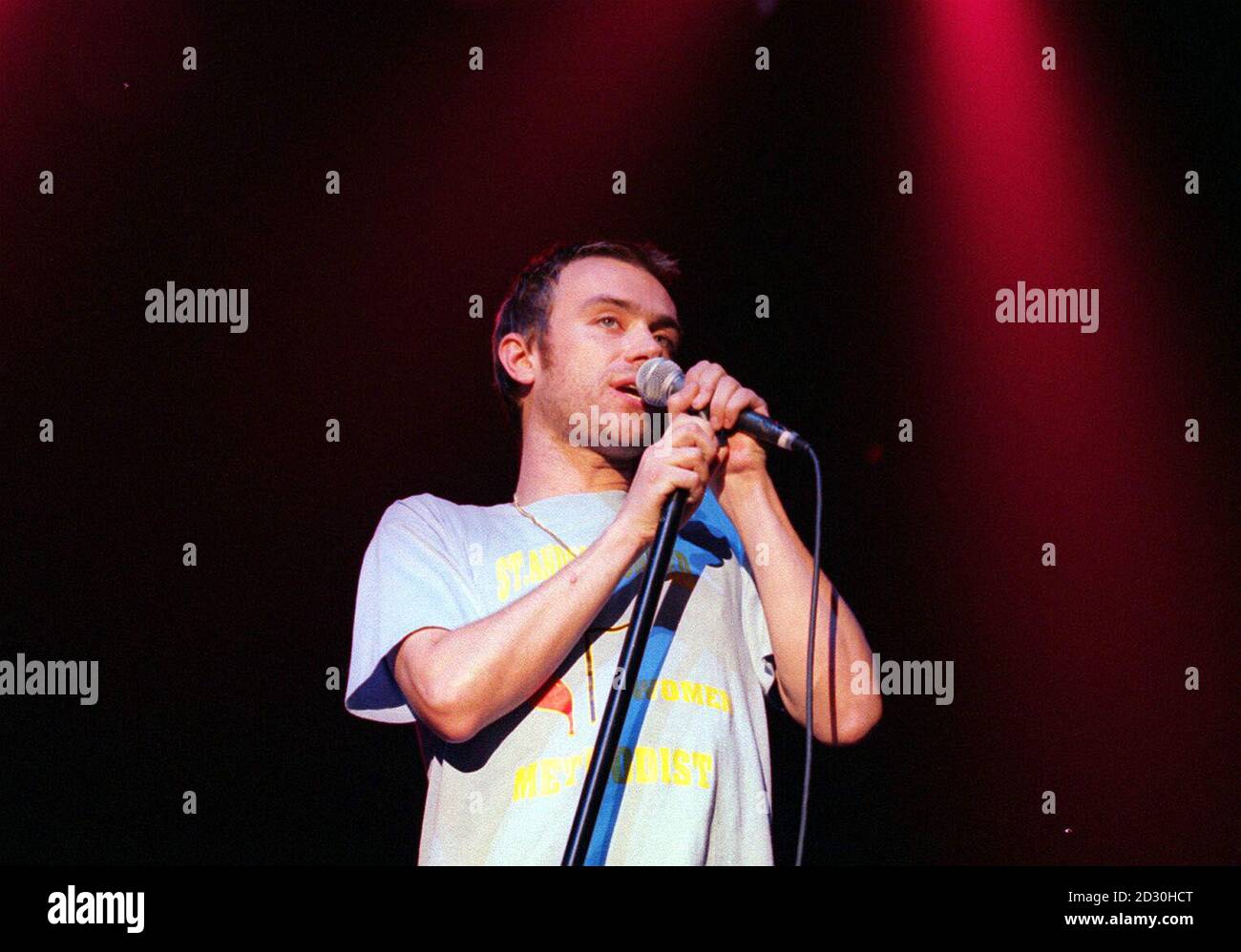 Sänger Damon Albarn von der britischen Popband Blur singt vor einem Publikum in der Wembley Arena, London. *03/08/2001....Sänger und Musiker Damon Albarn. Die Zeichentrickgruppe Gorillaz hat für das Video zu ihrer Debüt-Single Clint Eastwood einen Kurzfilmpreis gewonnen. Die Band - ein Nebenprojekt für Blur-Frontmann Albarn - schlug Acts wie Robbie Williams, Fatboy Slim, Radiohead und sogar Blur um den Preis. Gorillaz nahm den Videopreis bei den Rushes Soho Short Film Festival Awards entgegen, die im Sound Venue auf dem Londoner Leicester Square abgehalten wurden. Anfang dieses Monats weigerte sich die Gruppe, für den Mercury Musi eingetragen zu werden Stockfoto