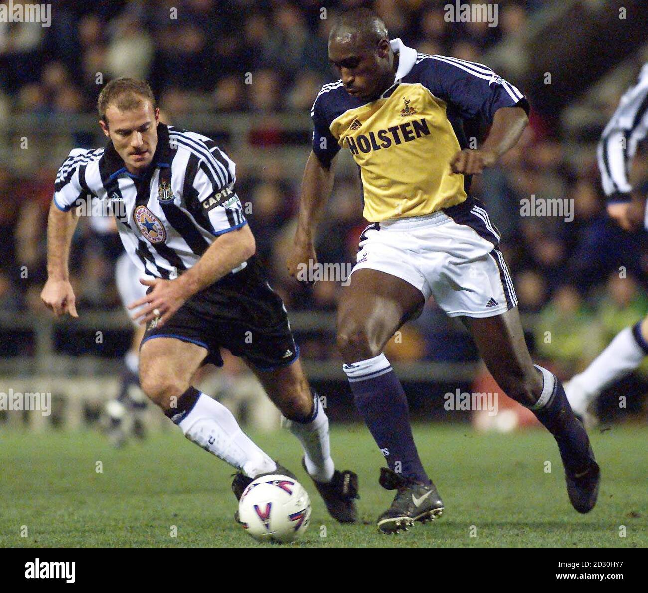 Dieses Bild darf nur im redaktionellen Kontext verwendet werden. Alan Shearer von Newcastle United (links) jagt bei ihrem Spiel im St James' Park, Newcastle, bei dem FA Cup Third Round Replay Fußball gespielt wird, den Sol Campbell von Tottenham Hotspur. Stockfoto