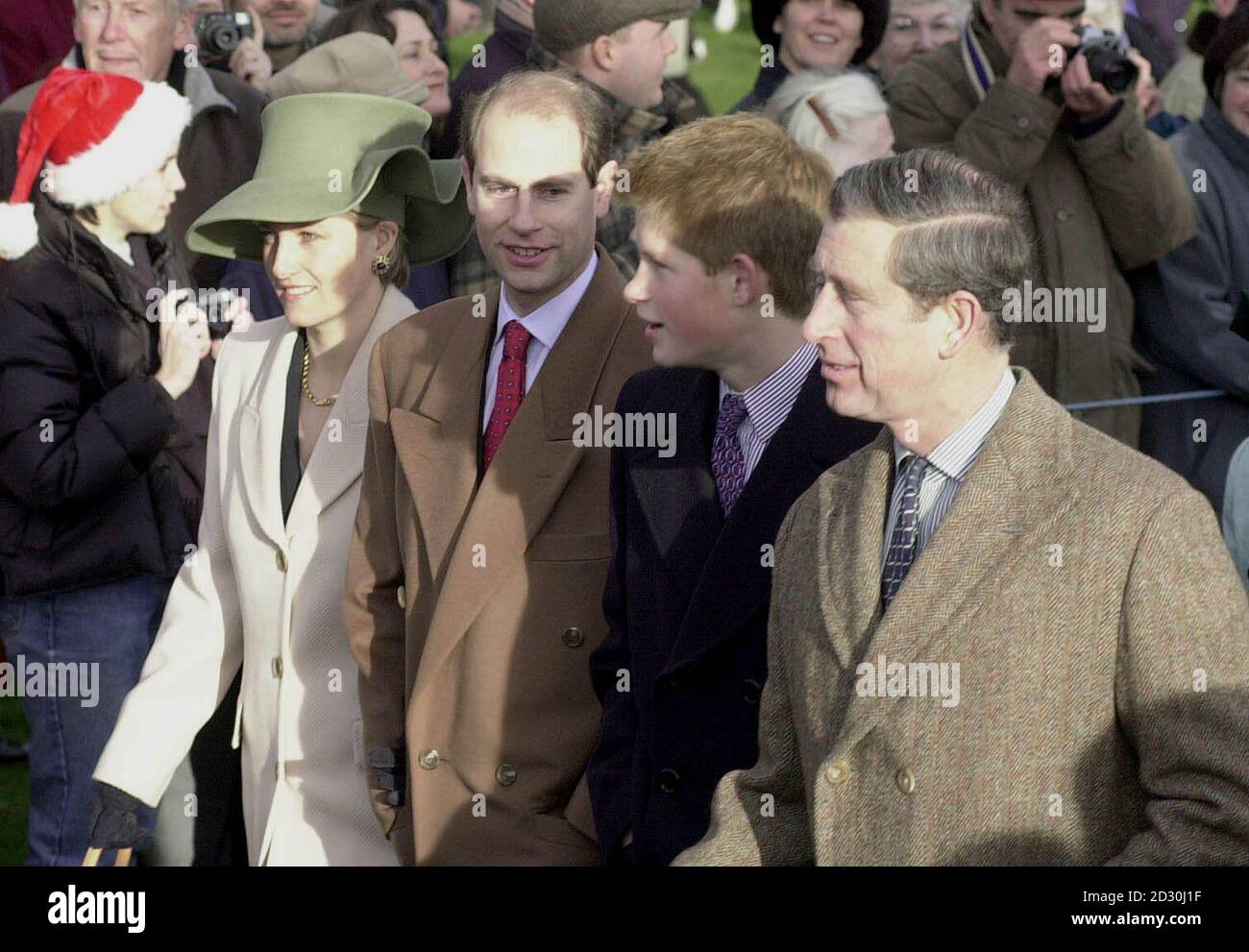 Der Earl (2. Links) und die Gräfin von Wessex mit Prinz Harry (2. Rechts) und dem Prince of Wales kommen in der Sandringham Pfarrkirche zu ihrem traditionellen Weihnachtsgottesdienst an. * die Königin und die 99-jährige Königin-Mutter werden die Royals in der St. Mary Magdalena Church auf dem Gelände des Royal Norfolk-Anwesens anbeten. Stockfoto