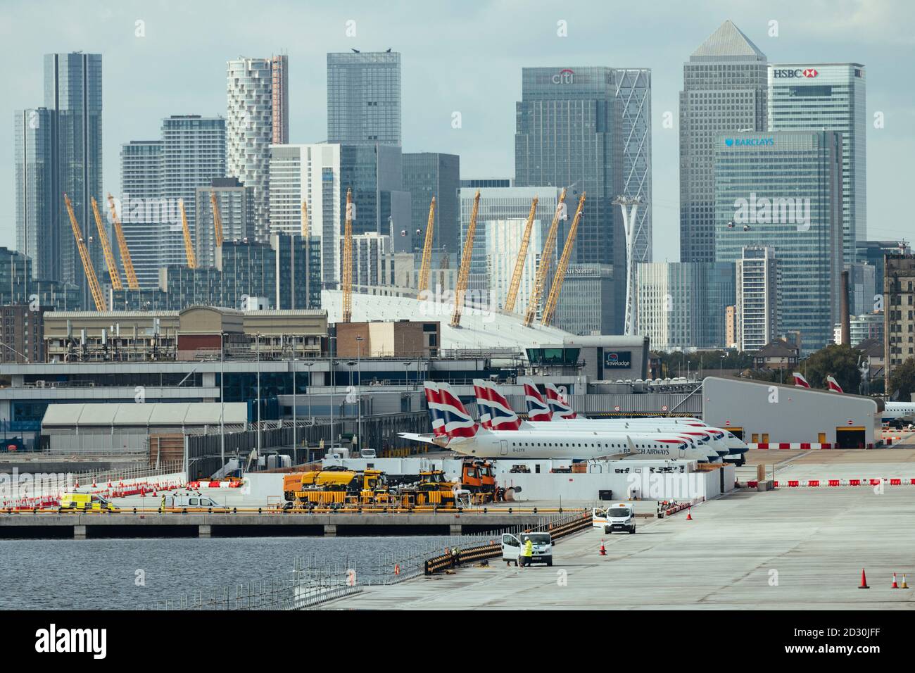 Blick auf die Londoner City Flughäfen mit den Docklands von O2 und Canary Wharf in London im Hintergrund, London, England Stockfoto