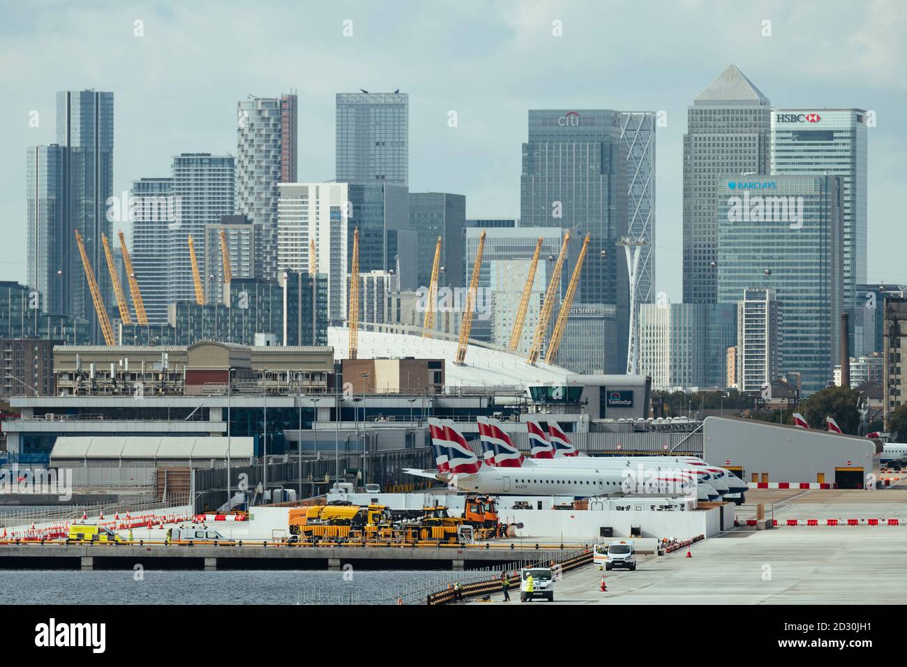 Blick auf die Londoner City Flughäfen mit den Docklands von O2 und Canary Wharf in London im Hintergrund, London, England Stockfoto