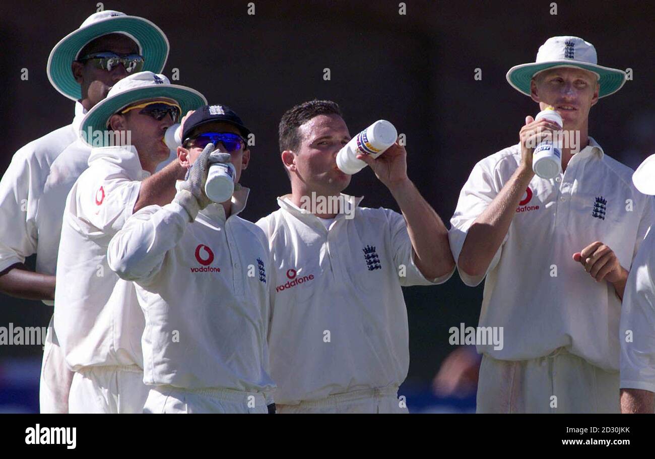 Alex Tudor, Gavin Hamilton, Chris Read, Mark Ealham und Alan Mullally (L-R) trinken am ersten Tag eines dreitägigen Cricket-Spiels gegen eine südafrikanische Einladung XI im St. George's Park, Port Elizabeth. Stockfoto