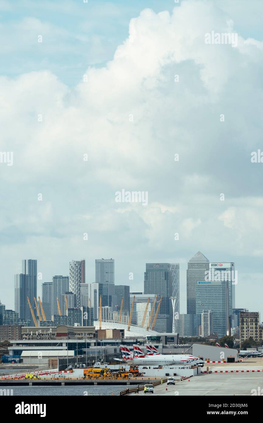 Blick auf die Londoner City Flughäfen mit den Docklands von O2 und Canary Wharf in London im Hintergrund, London, England Stockfoto