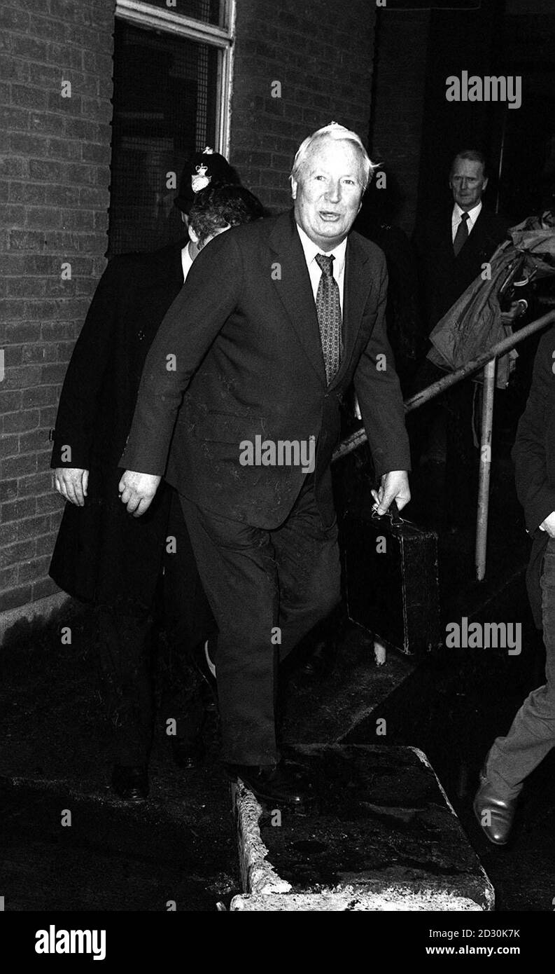 Der ehemalige konservative Premierminister Edward Heath am Flughafen Heathrow, als er nach einem kurzen Besuch in China nach Britisch zurückkehrte. Herr Heath weigerte sich, zur Falklandkrise Stellung zu nehmen. Stockfoto