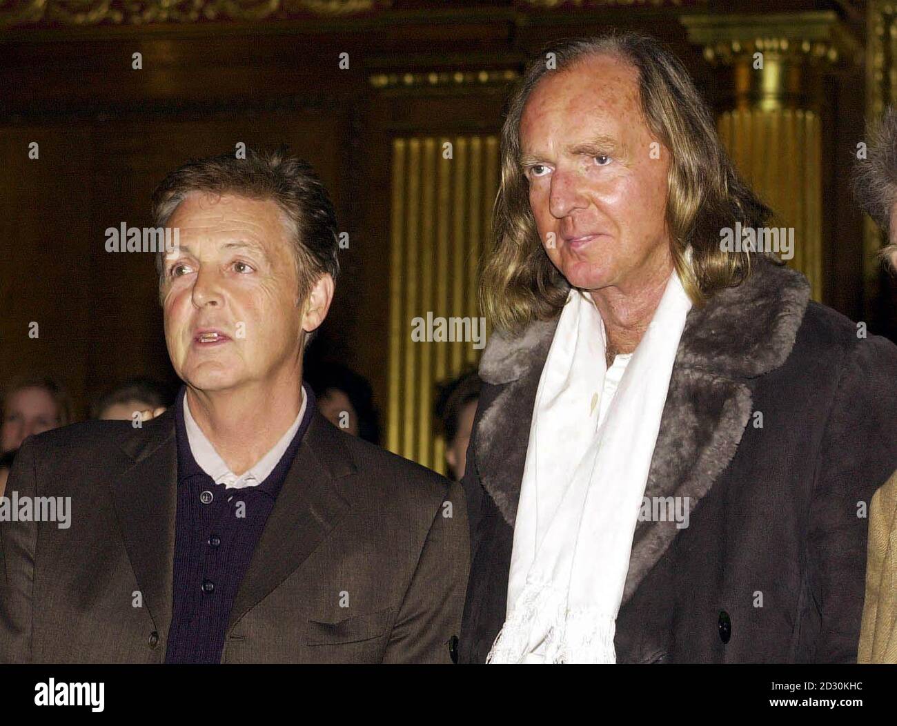 Ehemaliger Beatle, Musiker Sir Paul McCartney (L) mit dem Mitkomponisten Sir John Tavener, der auch Musik für das Konzert von Garland for Linda in der St. Andrew's Church, London, schrieb. Das Konzert wurde in Erinnerung an die Frau von Sir Paul, Linda McCartney, die an Krebs starb. * ...und eine CD zu starten, die Geld für die Krebsforschung sammeln wird. Stockfoto