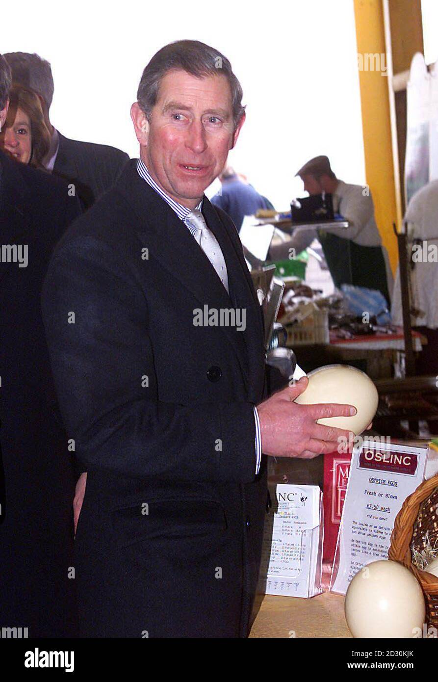 Der Prinz von Wales schaut sich einige Straußeneier an, während er Farmers Market, Cattle Market in Melton Mowbray besucht Stockfoto