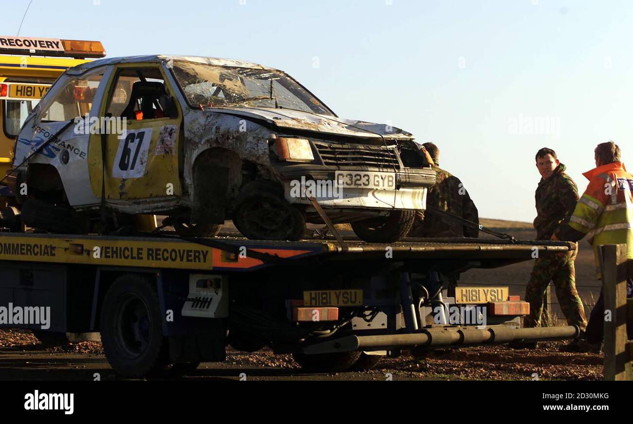 Ein Rallyewagen Vauxhall Nova wird abgeschleppt, nachdem eine Person getötet wurde und mindestens fünf weitere, darunter ein Kind, ins Krankenhaus gebracht wurden, nachdem er bei einer Kundgebung auf dem Bennets-Feld in der Nähe des Heereslagers in Otterburn, Northumberland, mit Zuschauern zusammengestoßen war. * Zuschauer beobachteten die Kundgebung, als der Unfall kurz vor 10.30 Uhr geschah. Stockfoto